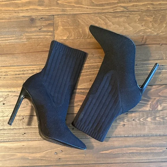 Steve Madden Black Textured Heeled Boots - Picture 1 of 8
